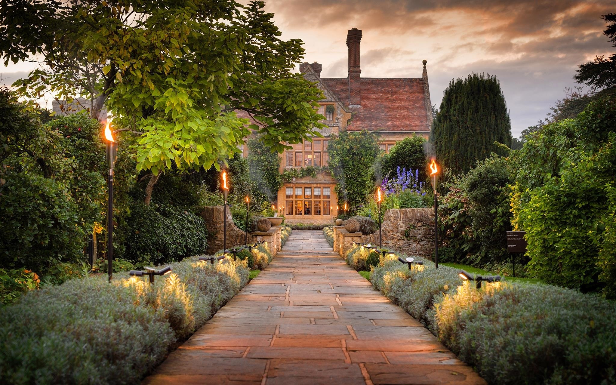 le manoir House with lights