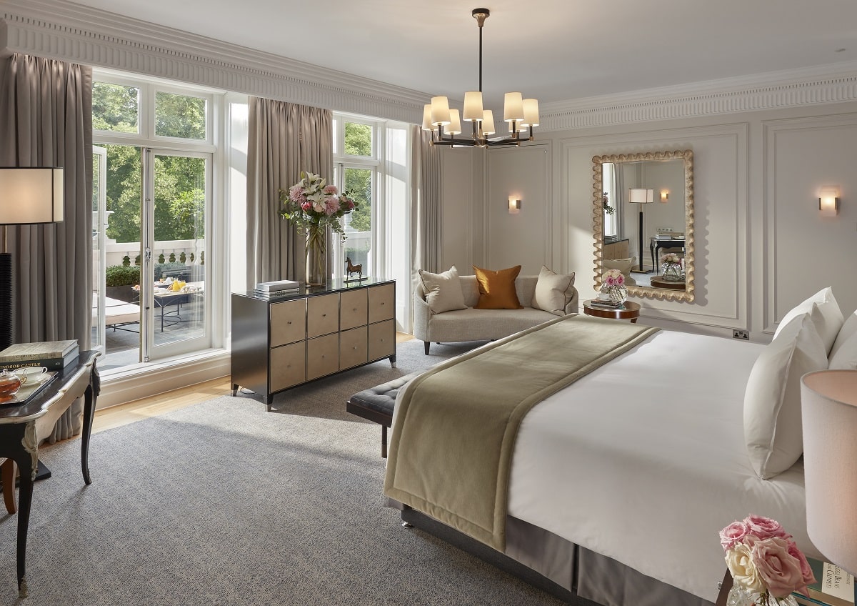 The Royal Suite at Mandarin Oriental, 66 Knightsbridge, London SW1X 7LA The Royal Suite: 6 Persons 242 sqm / 2,605 sqf Hyde Park view Three bedrooms and three bathrooms Dining room and kitchen 24.5 sqm terrace. 