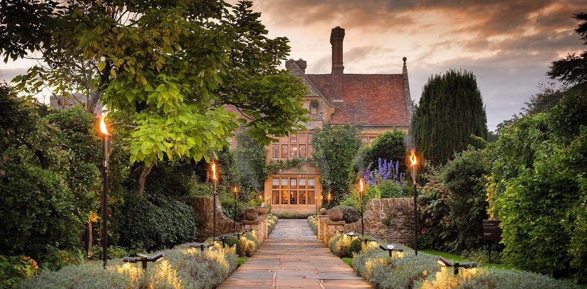 le manoir House with lights-min